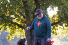 Andreas-Kelm-mit-Luca-mix-aus-Labradoodle-und-Riesenschnautzer-IMG_8060lu